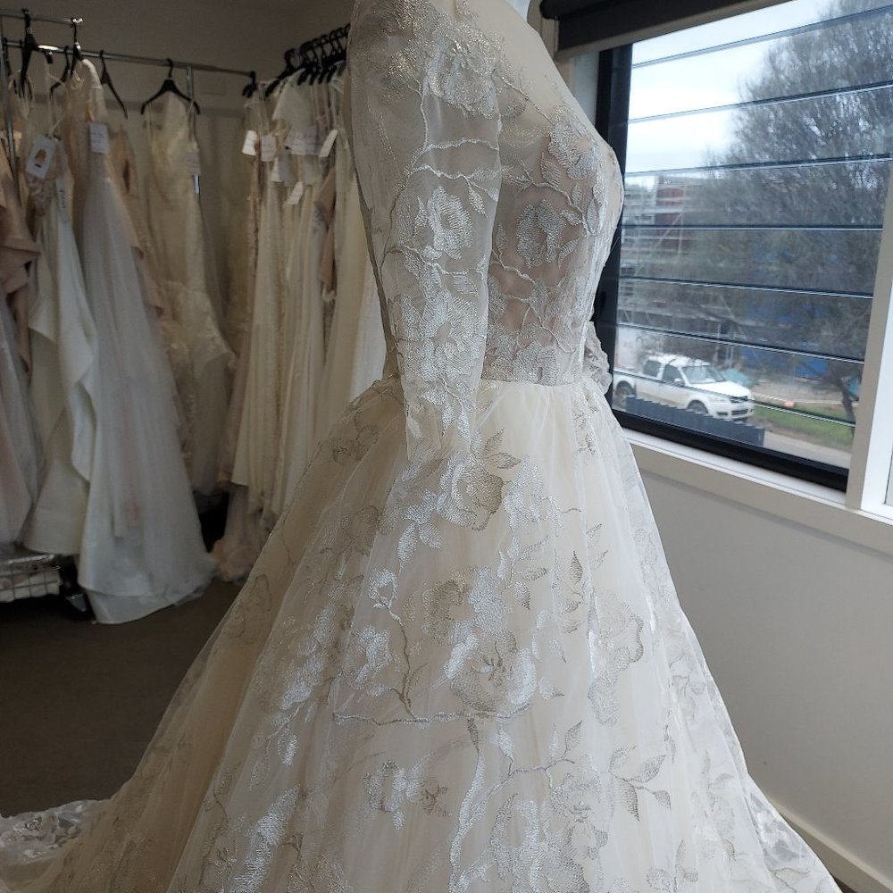 NEW! Lazaro style 3758 Wedding Gown, size 6 to 8 - Picture 6 of 11